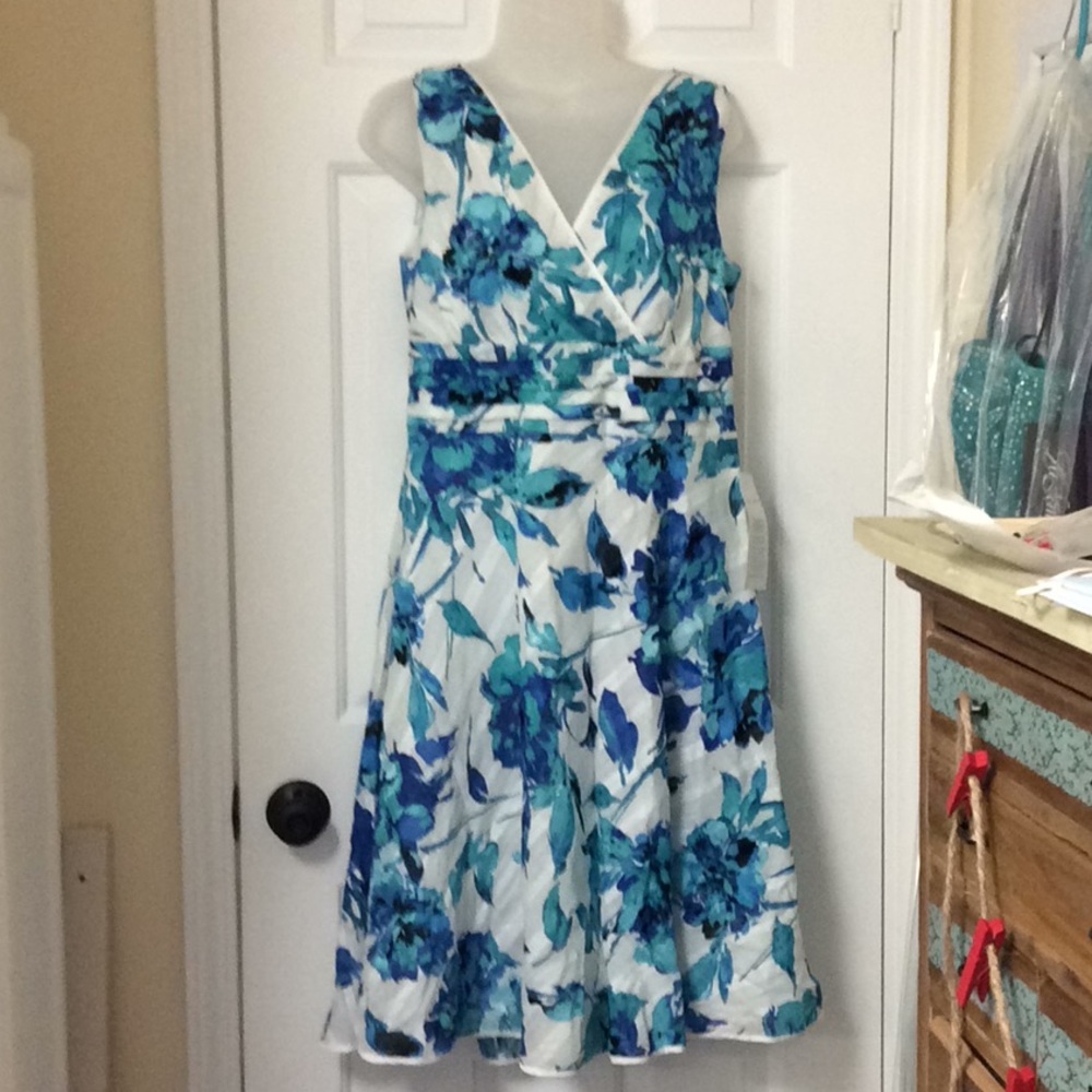 NWT Lovely Vneck Dress 👗